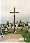 Oreské - kríž (1950, 2012) pri dome smútku