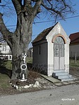 Popudiny - liatinový kríž vo vinohradoch